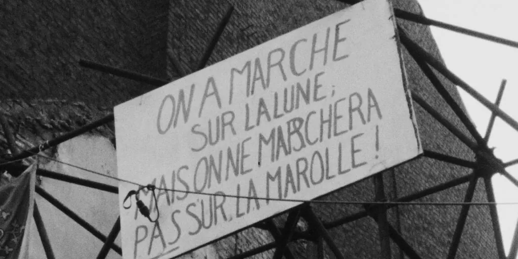 Une pancarte brandie lors de la bataille des Marolles (image extraite du film)