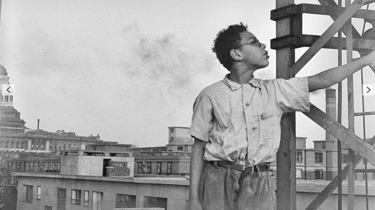 Une scène du film en noir et blanc. Sur le chantier du V1, Freddy (9 ans) semble s'adresser à quelqu'un qui est hors champ